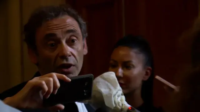 Laurent Bayon wunganira Kabuga nyuma y'urubanza aganira n'abanyamakuru