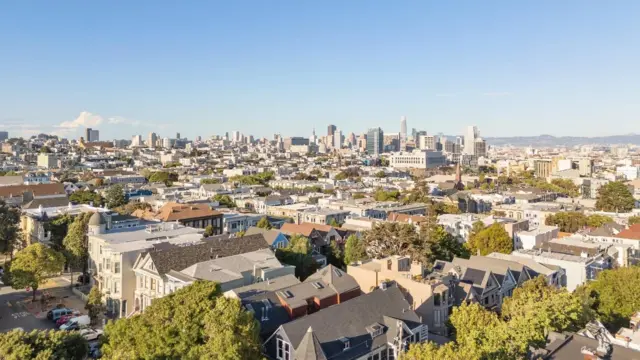 Una vista del horizonte de San Francisco, con los rascacielos del centro de la ciudad a lo lejos.