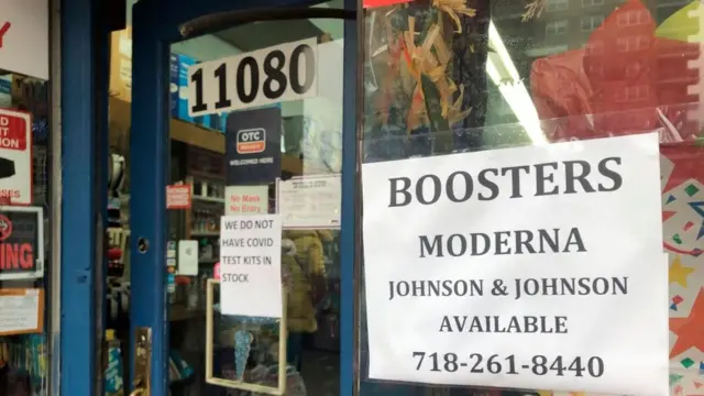 নিউ ইয়র্কের কুইন্স এলাকার একটি দোকানে ভ্যাক্সিনের নোটিস