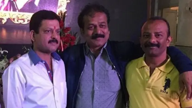 रवींद्र बऱ्हाटे (मध्यभागी)