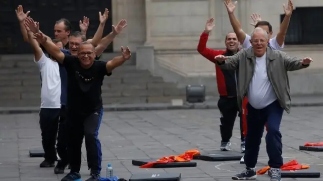 El presidente Pedro Pablo Kuczynski haciendo aeróbicos con sus ministros en la puerta del Palacio de Gobierno (2016).