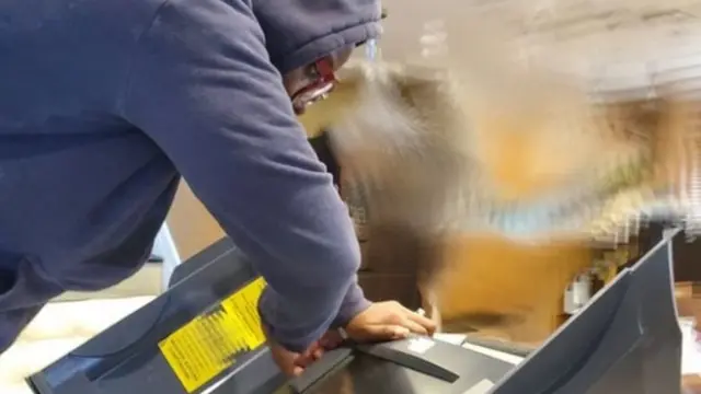 بیتریس آتوباتلی در حال بررسی ماشین رای‌گیری