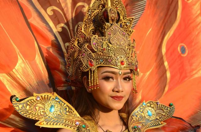 印尼语是印度尼西亚的官方语言，但很少有人用其标准形式说话（图为身穿传统服装的印尼巴厘岛妇女）。