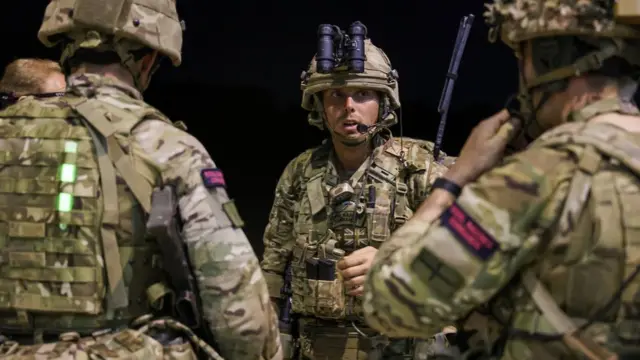 أفراد من القوات البريطانية ساعدوا في إجلاء بعض الرعايا.