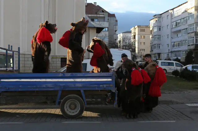Pred kraj dana članovi grupe koja je među prvima nastupala ukrcavaju se u tovarni sanduk kamiona kojim će se vratiti u svoje mesto.
