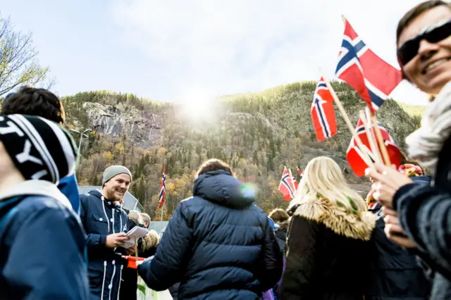 Noruegos con banderas