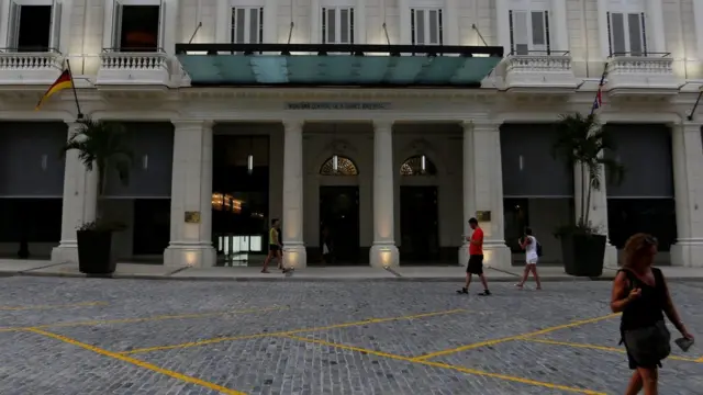 Ingreso al hotel La Manzana