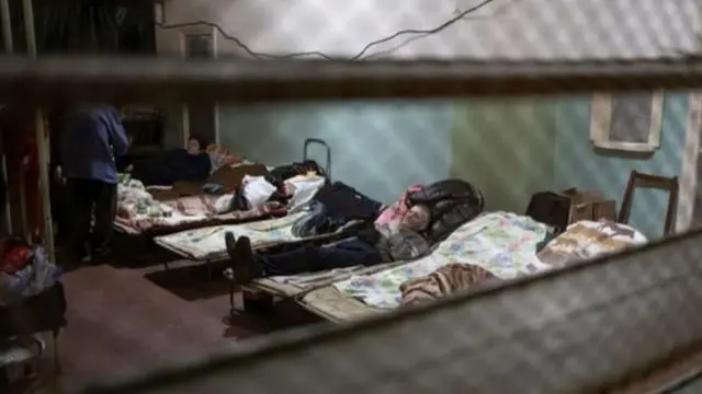 আজট কারখানার বাঙ্কারে আশ্রয় নেওয়া কিছু লোক।