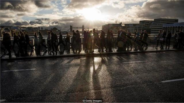 Multidão caminha por sobre o rio Tâmisa,big win betLondres