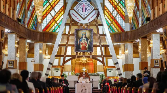 پاپ د ۲۰۲۱ کال په مارچ کې عراق ته تاریخي سفر وکړ، هلته یې د هغه هېواد د عیسوي اقلیت د وضعیت په اړه بحث وکړ او مذهبي افراطیت یې وغنده.