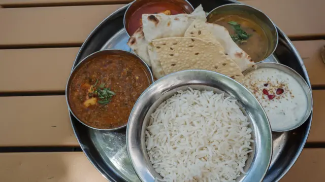 தினசரி ஆற்றல் தேவையில் 62% கார்போஹைட்ரேட் உணவுகளில் இருந்து கிடைக்கிறது.