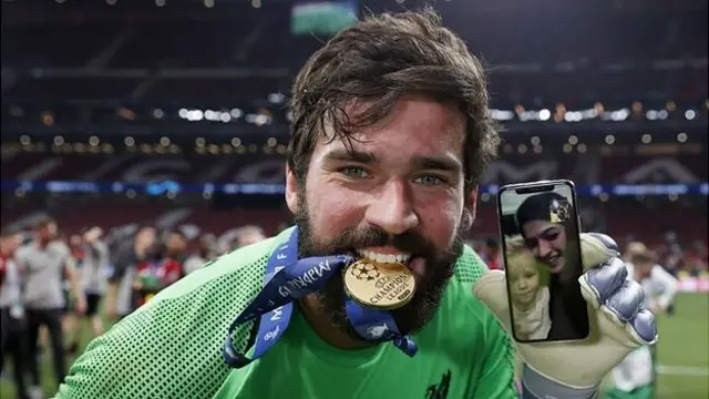 Alisson facetimes wife