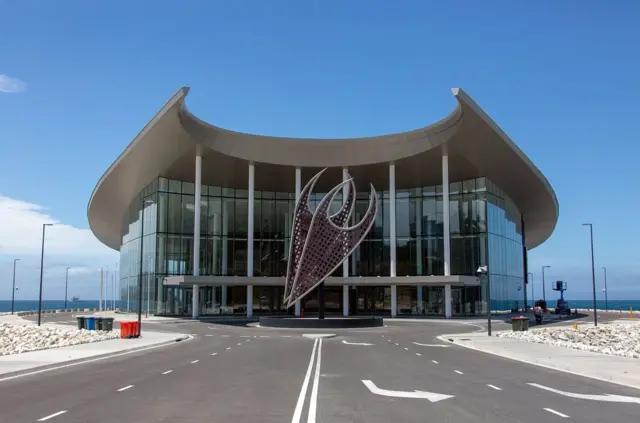 巴布亚新几内亚主办APEC峰会会场之一的国际会展中心，是由中国援建。澳大利亚已向巴布亚新几内亚派遣特种部队，作为11月在莫尔兹比港举行的APEC首脑会议的大规模安全行动的一部分。