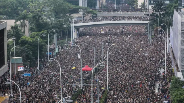 Khoảng hơn 300.000 tới gần hai triệu người đã tham gia biểu tình hôm 16/06