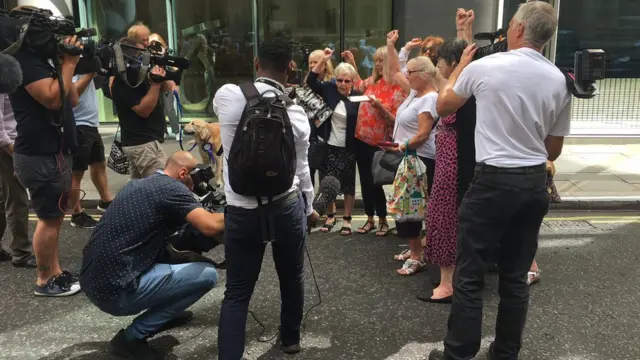 법원 앞에서 승소를 축하하는 팬들