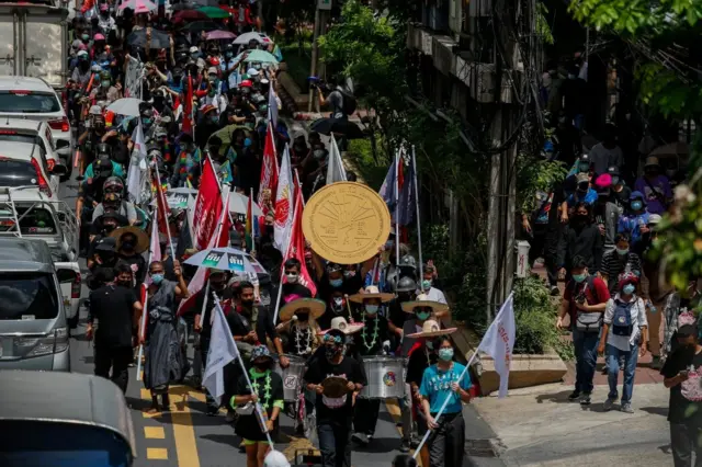 กลุ่มราษฎรเคลื่อนขบวนจากอนุสาวรีย์ประชาธิปไตยไปรัฐสภา
