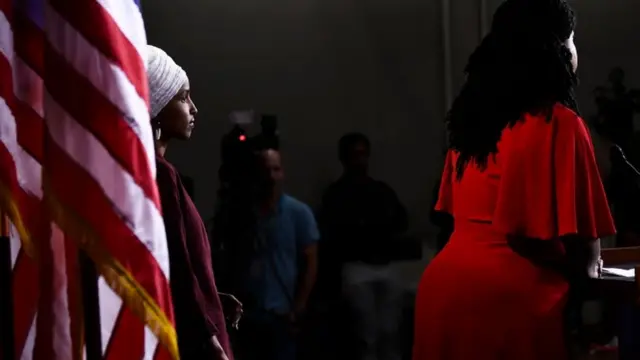 ट्रंप ने ज़ोर देकर कहा, 'मैं नस्लवादी नहीं हूं'