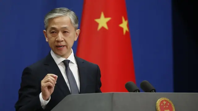 Wang Wenbin en una rueda de prensa en 2020.