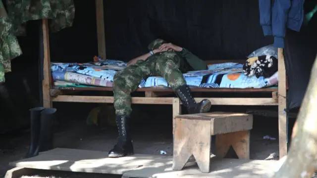 Guerrillero descansando.