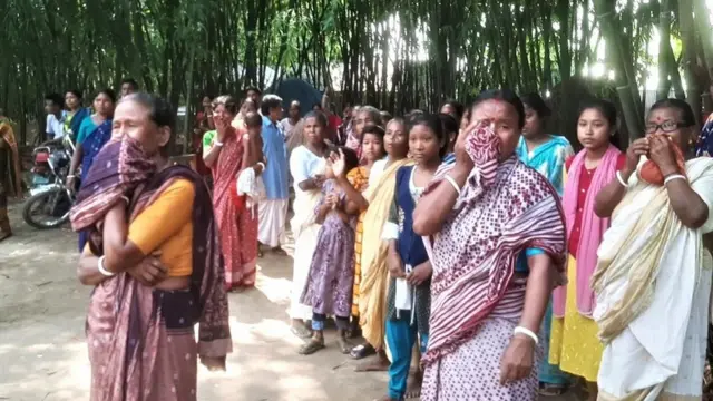 সনাতন ধর্মাবলম্বী পরিবারের মানুষ