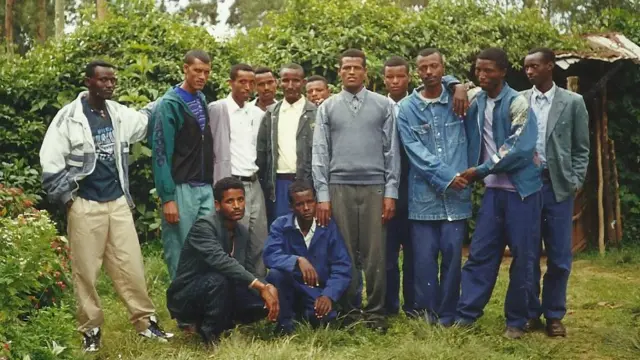 Taayyee suuraa wayita barataa ture hiriyoota isaa waliin ka'e