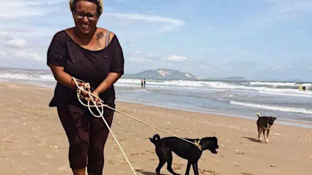 ዲላይት ናይ ኣጋይሽ ከልቢ ኣብ ገማግም ባሕሪ እንትተዛንይ