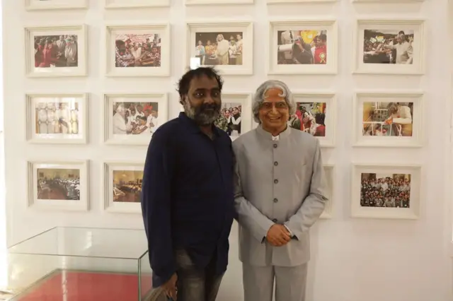 ஓவியர் ஏ.பி.ஸ்ரீதர் இந்த சிலிக்கான் சிலைகளை வடிவமைத்துள்ளார்.