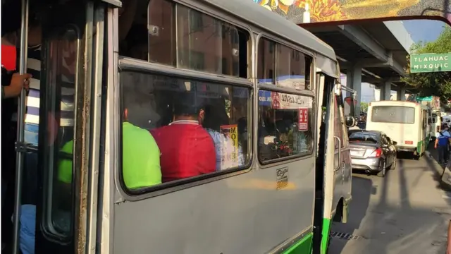 Autobuses llenos en avenida Tláhuac