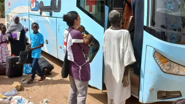 ما زال المدنيون يفرون من المعارك.