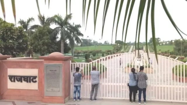 રાજઘાટના પ્રવેશ દ્વારની તસવીર