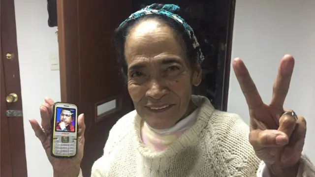 Esperanza Peña con su celular