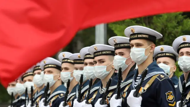 Soldados conmemorando los 20 años del hundimiento del submarino Kursk.