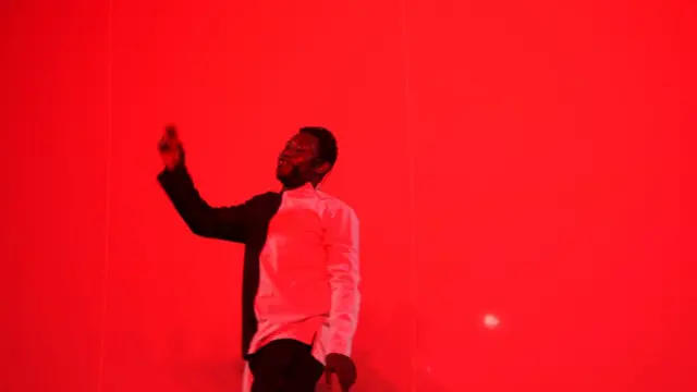 Lamissa Dembélé, acteur et comédien, joue le personnage principal de l'opéra, un Congolais en exil qui écrit des lettres à sa mère, lors d'une répétition du premier acte de Là-bas ou Ici à l'Institut français de Ouagadougou, le 22 avril 2021.