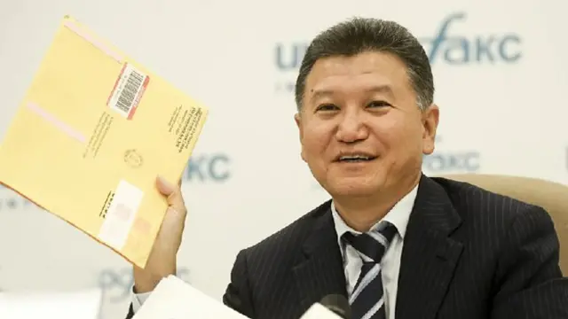 Ilyumzhinov con documento del depto. de Tesoro de EE.UU.