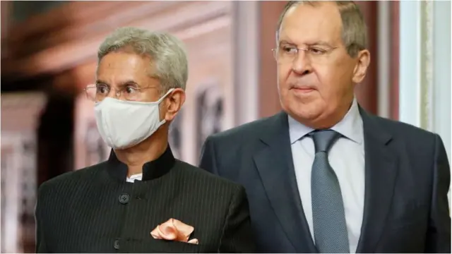 মস্কোতে ভারতের পররাষ্ট্রমন্ত্রী জয়শংকর এবং রুশ পররাষ্ট্রমন্ত্রী লাবরভ, জুলাই ৯, ২০২১। এই সফরের সময় কয়েকজন তালেবান নেতাও মস্কোতে ছিলেন