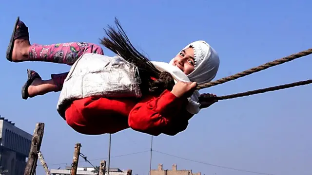 Иракская девочка на качелях