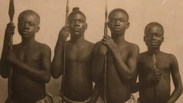 အိုတာ ဘန်ဂါ (ညာစွန်) ဟာ ၁၉၀၄ ခုနှစ်မှာပဲ ကျင်းပခဲ့တဲ့ စိန့်လူးဝစ် ကမ္ဘာ့ ကုန်စည်ပြပွဲကြီး အတွင်းမှာလည်း လူပုမျိုးနွယ်တစ်ဦးအဖြစ် ရုံးသွင်းပြသတာကို ခံခဲ့ရ