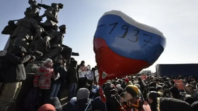 रैली निकालते नावाल्नी के समर्थक