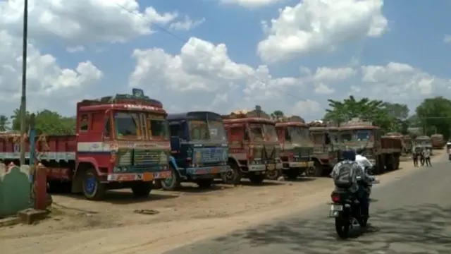 అప్పులు తీర్చలేక సాలూరుకు చెందిన అనేకమంది లారీల యజమానులు తమ బండ్లను అమ్మేస్తున్నారు.