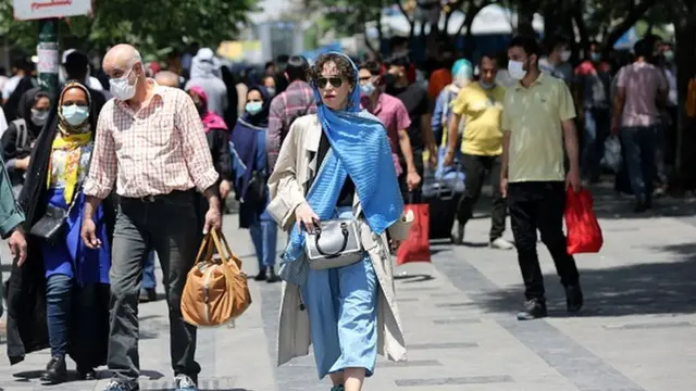 Tehranda küçədə gəzinən qadın