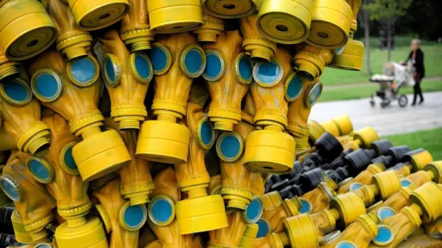 عمل فني مكون من أقنعة واقية من الغازات