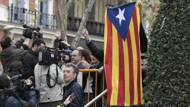 Перед зданием суда собрались как сторонники, так и противники обвиняемых в госизмене