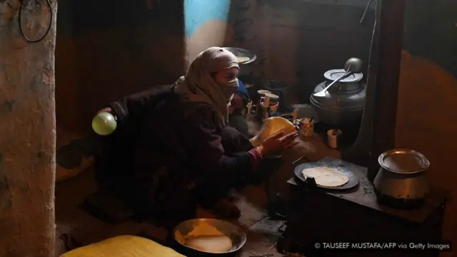 खाना पकाती महिला