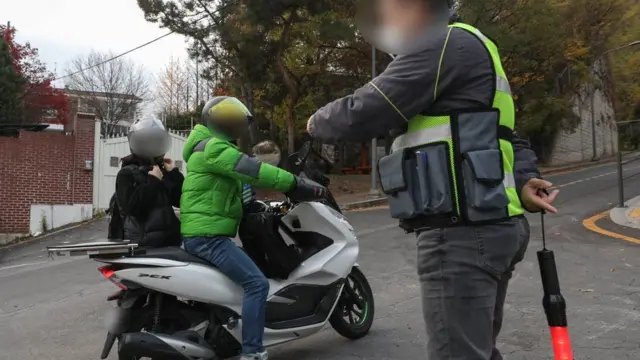 한 수험생이 격리자 별도 시험장이 마련된 서울 서대문구 한성과학고등학교 고사장에 오토바이를 타고 도착했다