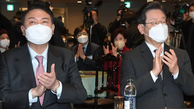 이재명·윤석열 후보는 지지율 조사에서 엎치락뒤치락하고 있어 두 후보 간 공방이 주목된다