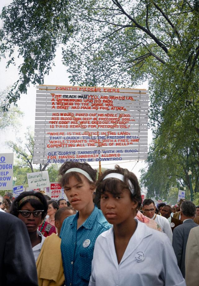 Deux jeunes femmes vues avec d'autres marcheurs lors de la Marche sur Washington