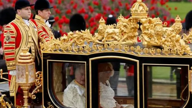 King Charles III dey carriage dey head for di coronation