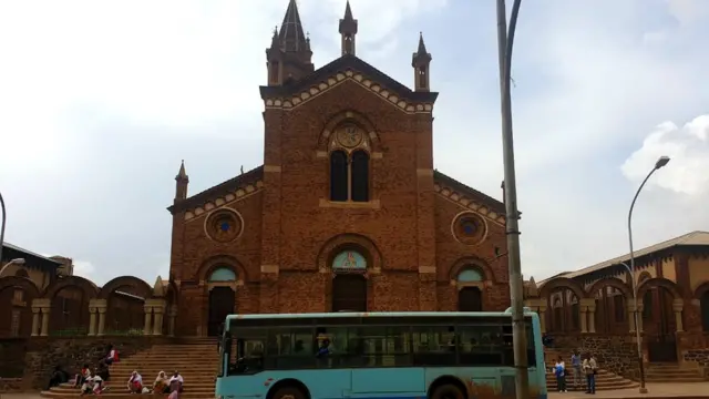 ኣጋ ግዘ ምስ ኮነ፤ ብርክት ዝበሉ ነበርቲ ከተማ ኣስመራ፡ ኣብ እግሪ ካቶሊካዊት ቤተክርስቲያን (ካቴድራል) ኮፍ ይብሉ።