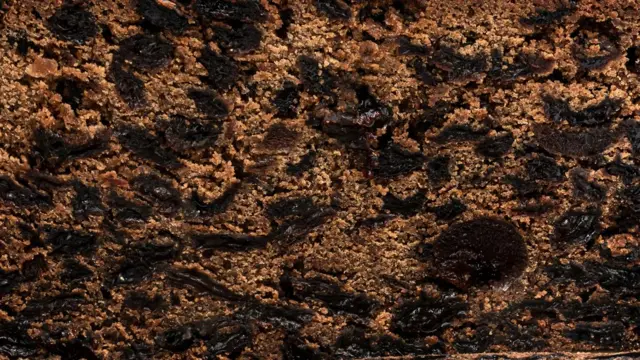 Срез испеченного фруктового пирога.