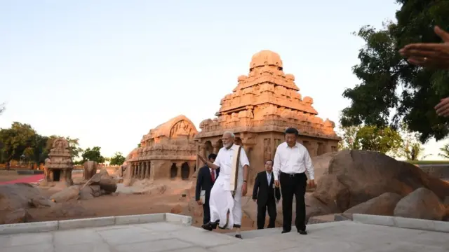 சிற்பங்கள் குறித்து சீன அதிபருக்கு விளக்குகிறார் இந்திய பிரதமர்